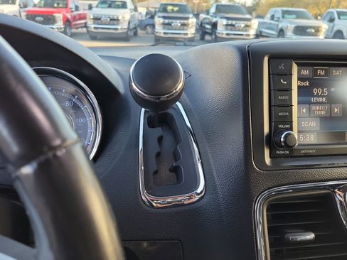 Used 2016 Chrysler Town & Country Touring image 16