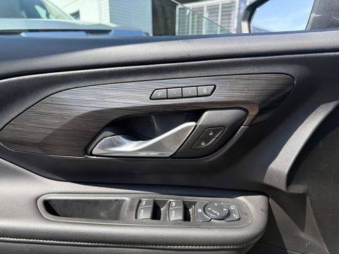 Used 2024 GMC Terrain SLT AWD/4WD image 10