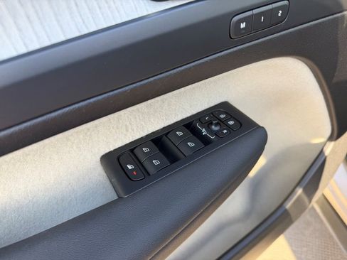 Certified 2023 Volvo XC40 B5 Plus w/ Protection Package Premier image 21