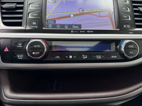 Used 2019 Toyota Highlander Limited Platinum image 23