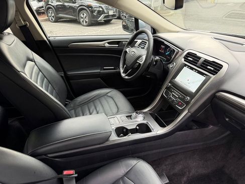 Used 2017 Ford Fusion SE w/ Fusion SE Technology Package FWD image 23