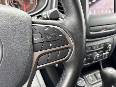 Used 2020 Jeep Cherokee Latitude w/ Cold Weather Group AWD/4WD image 18