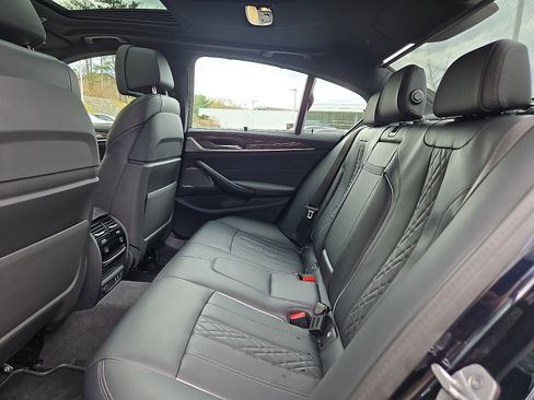 Used 2023 BMW M550i xDrive w/ Dynamic Handling Package image 10