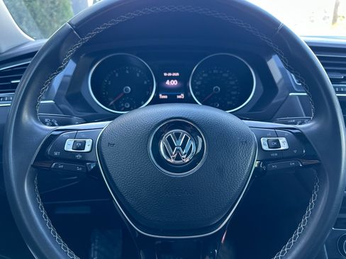 Used 2021 Volkswagen Tiguan SE w/ Panoramic Sunroof Package image 23
