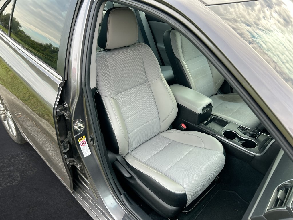 Used 2016 Toyota Camry SE FWD image 29