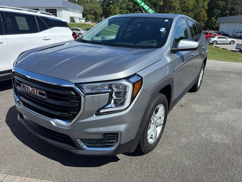 Used 2024 GMC Terrain SLE image 1