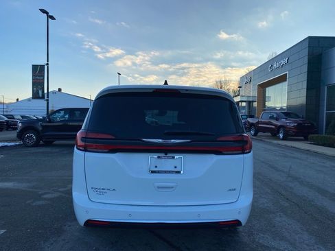 New 2026 Chrysler Pacifica Select image 3