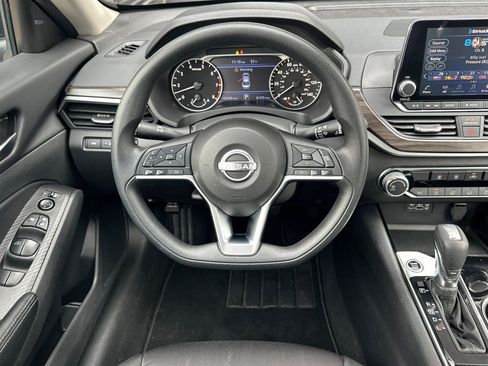 Used 2024 Nissan Altima 2.5 SV image 14