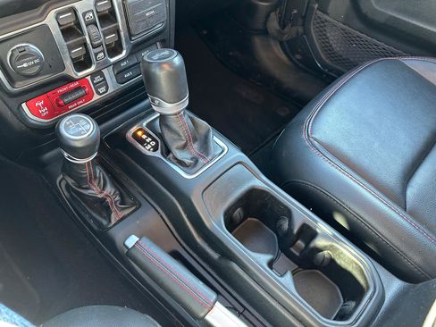 Used 2022 Jeep Wrangler Unlimited Rubicon w/ LED Lighting Group AWD/4WD image 18