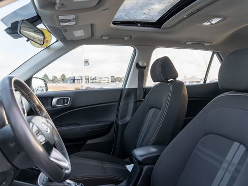 Used 2025 Hyundai Venue SEL image 19