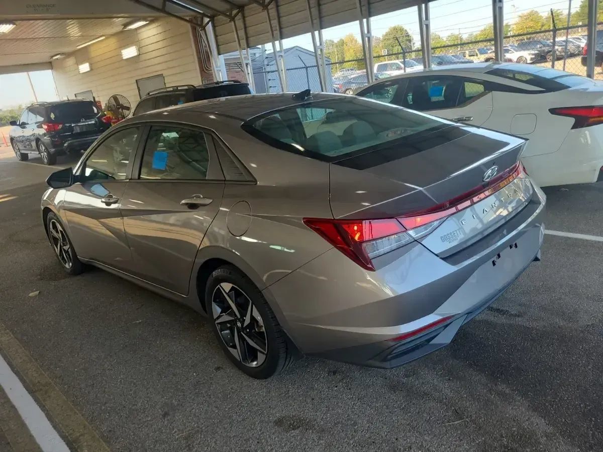 Used 2023 Hyundai Elantra SEL w/ Convenience Package FWD image 2