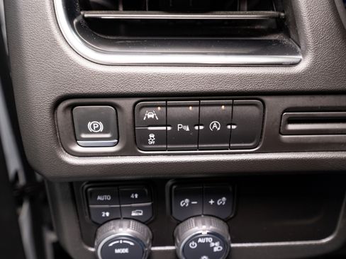 Used 2024 Chevrolet Suburban LT image 28