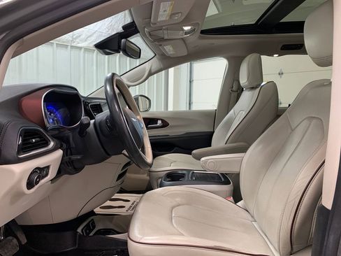 Used 2020 Chrysler Pacifica Limited w/ Tire & Wheel Group image 4