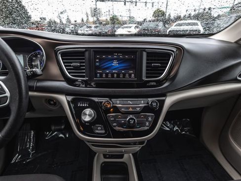 Used 2020 Chrysler Voyager L FWD image 27