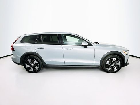 Used 2025 Volvo V60 B5 Cross Country Plus image 10