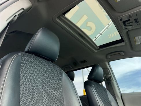 Used 2014 Toyota Sienna SE FWD image 19