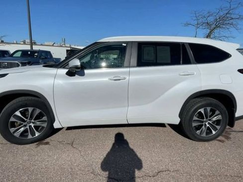Used 2023 Toyota Highlander XLE AWD/4WD image 5