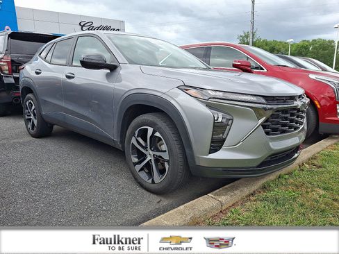 Used 2025 Chevrolet Trax RS FWD image 1
