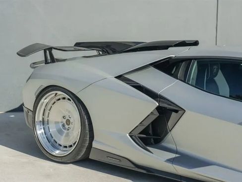 Used 2024 Lamborghini Revuelto image 40