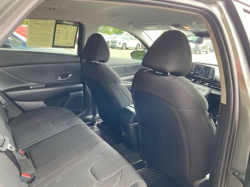 Certified 2025 Hyundai Elantra SE FWD image 32