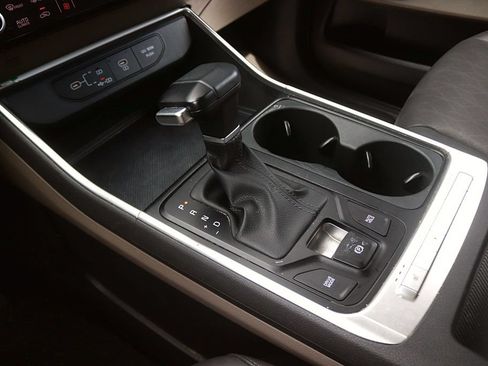 Used 2025 Kia Carnival FWD image 21
