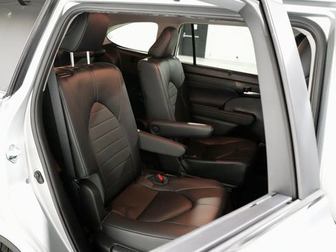 Used 2023 Toyota Highlander XLE image 30