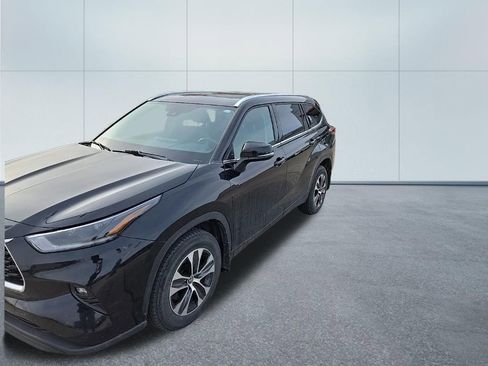 Used 2021 Toyota Highlander XLE image 2