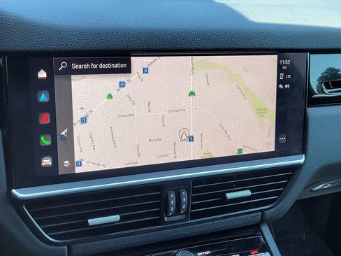 Used 2022 Porsche Cayenne w/ Premium Package image 14