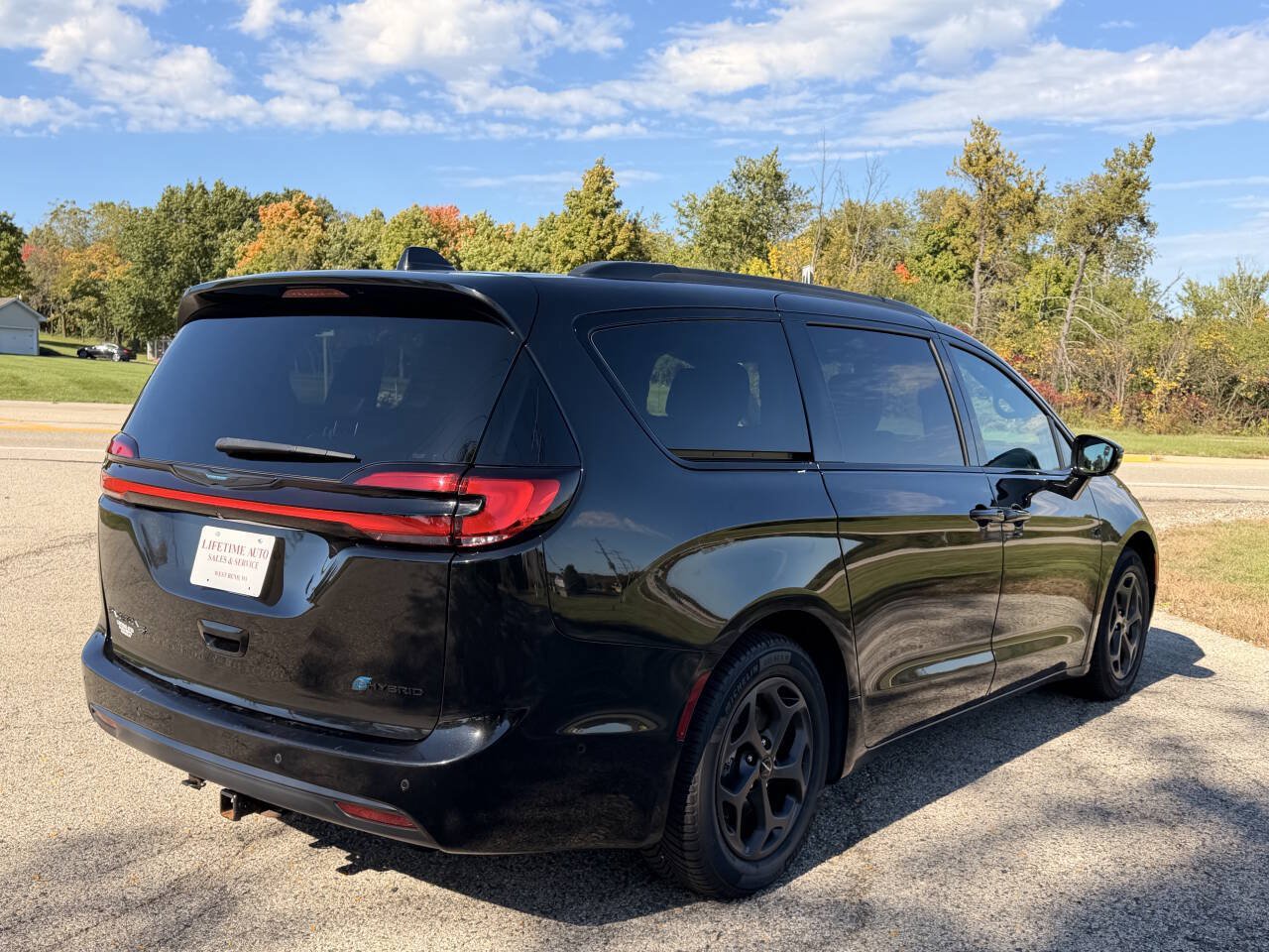 Used 2021 Chrysler Pacifica Limited w/ Premium & Safety Sphere Group FWD image 5