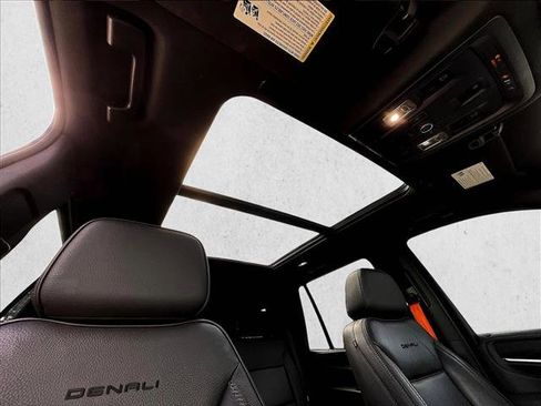 Used 2021 GMC Yukon Denali w/ Denali Premium Package image 15