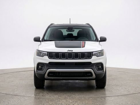 Used 2025 Jeep Compass Trailhawk AWD/4WD image 2