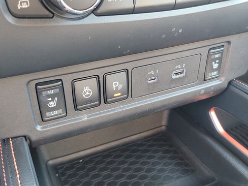 Used 2022 Nissan Frontier PRO-4X image 24