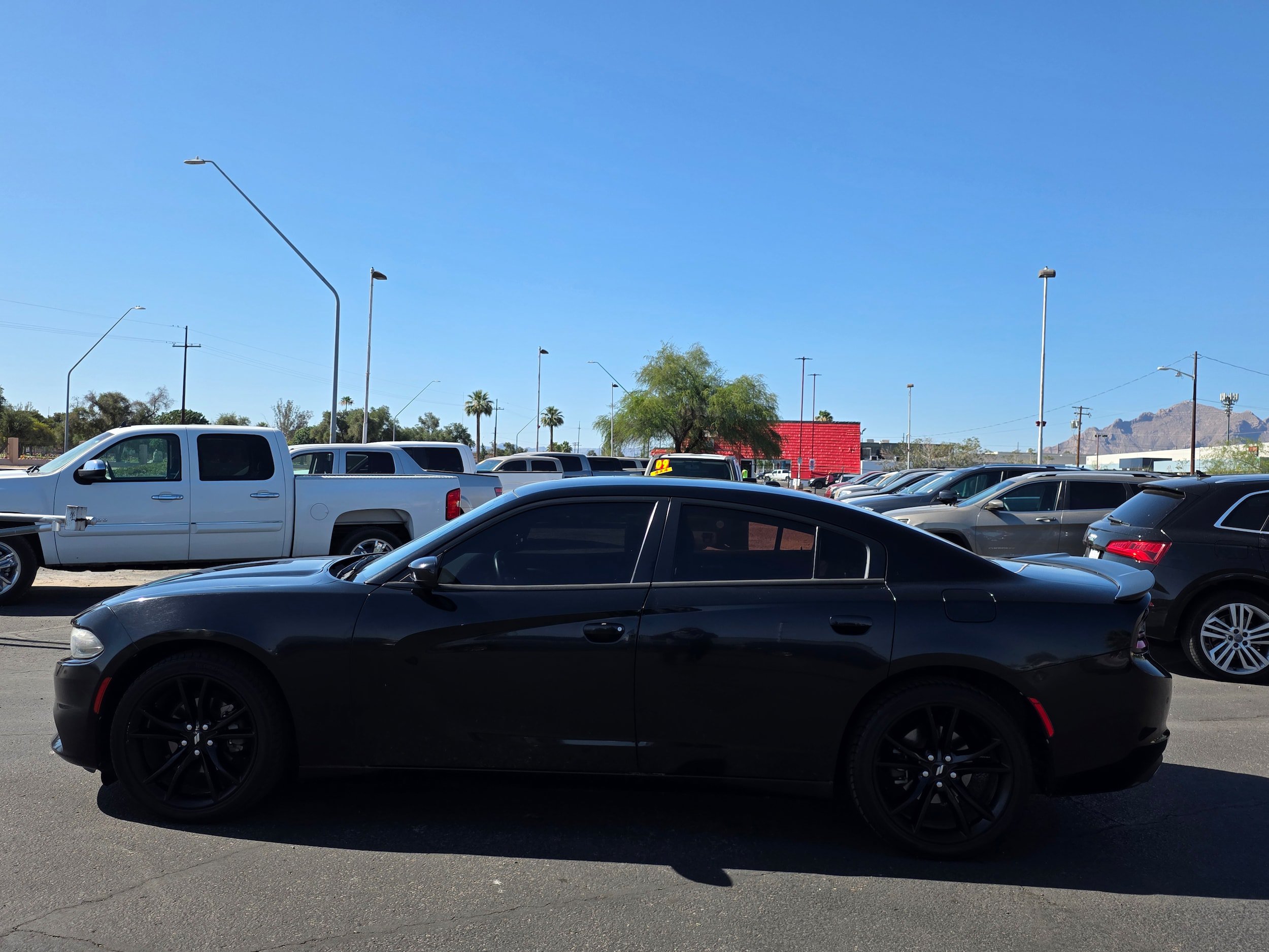 Used 2017 Dodge Charger SXT RWD image 2