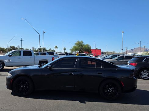 Used 2017 Dodge Charger SE w/ Blacktop Package RWD image 2