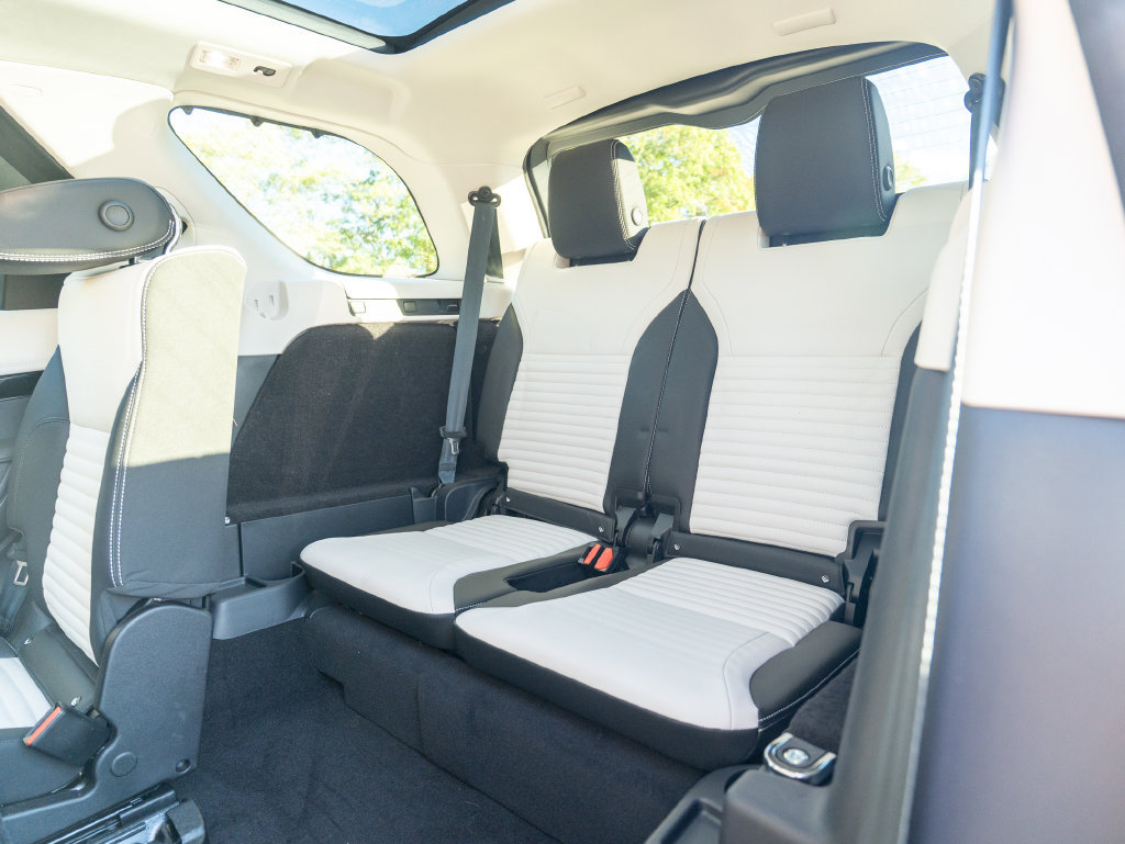 Certified 2025 Land Rover Discovery S AWD/4WD image 36