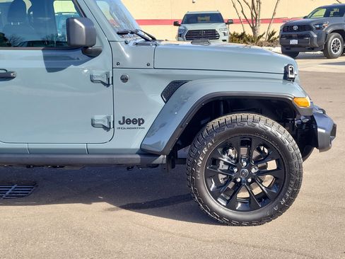 Used 2025 Jeep Gladiator Sport image 7