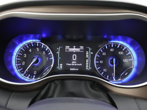 Used 2017 Chrysler Pacifica Touring-L FWD image 11