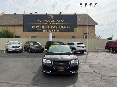 Used 2019 Chrysler 300 Limited RWD image 2