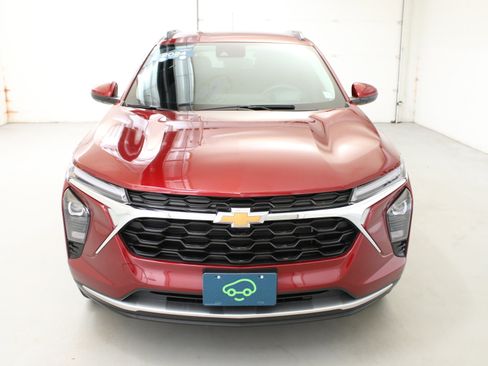 Used 2024 Chevrolet Trax LT FWD image 3