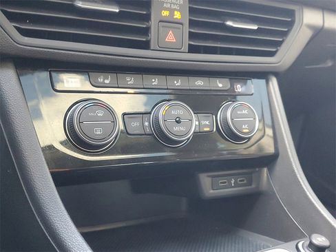 Used 2021 Volkswagen Jetta SE w/ SE Cold Weather Package image 27