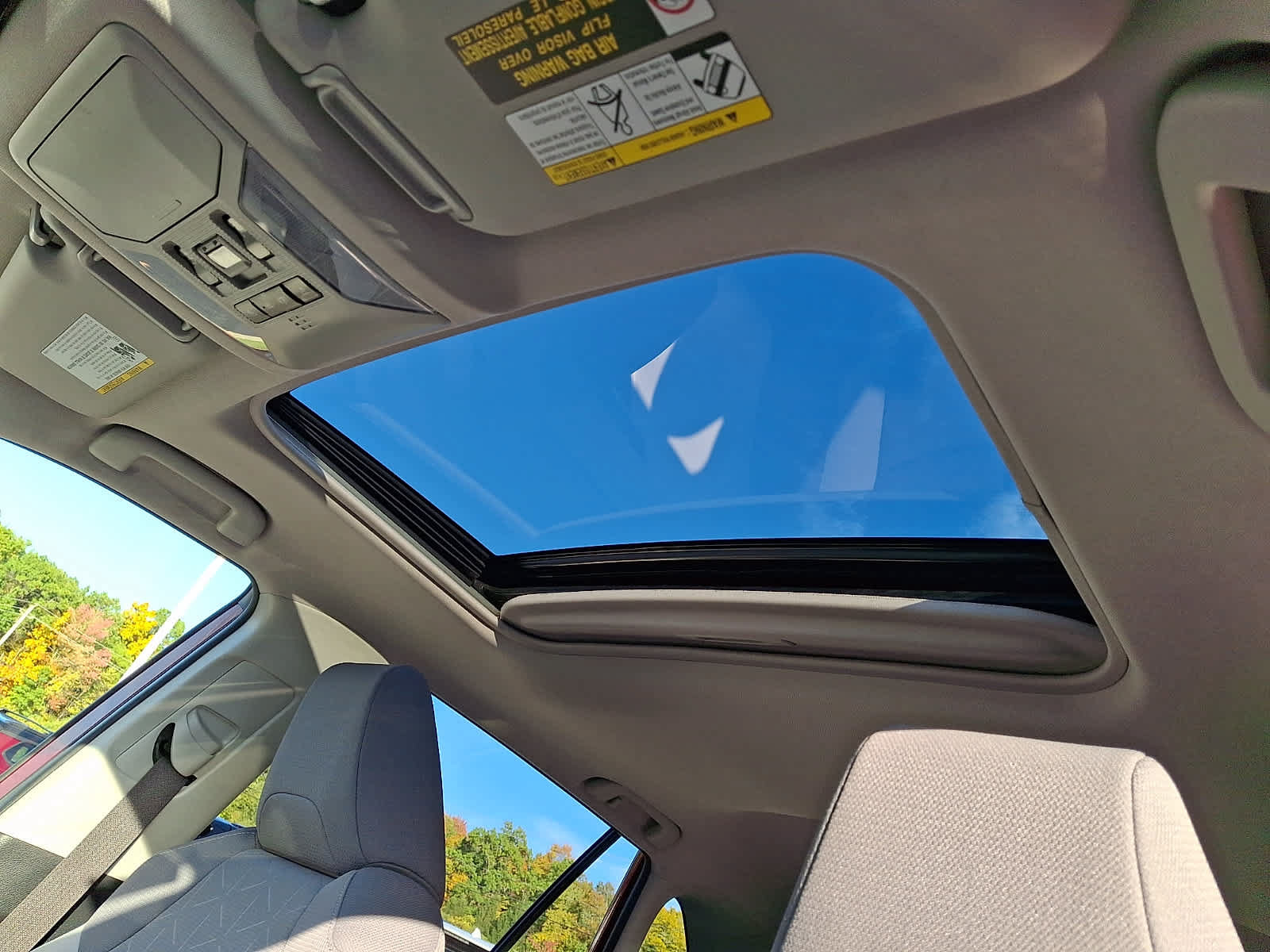 Used 2019 Toyota RAV4 XLE w/ Convenience Package FWD image 16