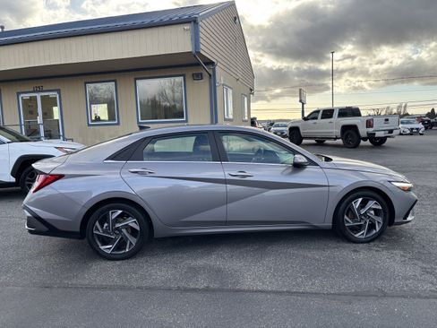 Used 2024 Hyundai Elantra Limited image 8