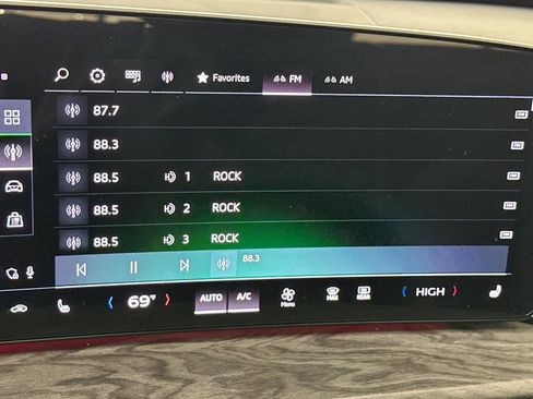 Used 2025 Audi Q5 Premium w/ Convenience Package image 17