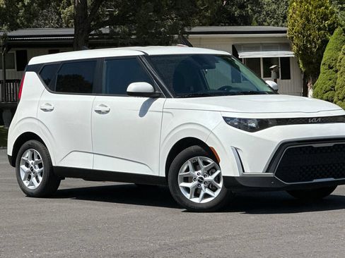 Used 2024 Kia Soul LX w/ Option Group 015 FWD image 2