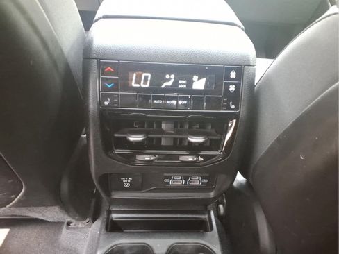 Used 2022 Jeep Grand Cherokee L Limited w/ Luxury Tech Group II AWD/4WD image 13