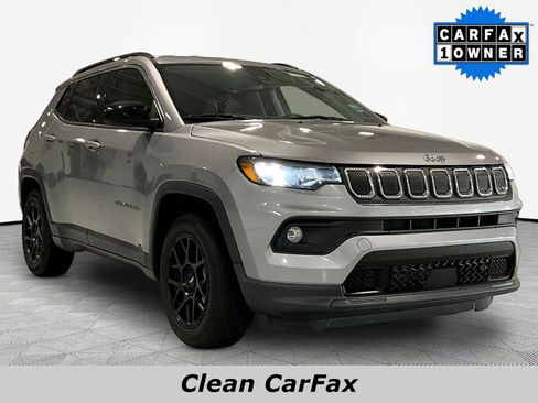 Used 2022 Jeep Compass Latitude w/ Convenience Group FWD image 3