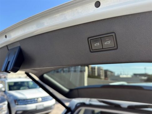 Used 2019 Volkswagen Tiguan SEL Premium image 10