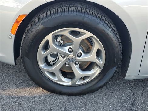 Used 2024 Chrysler Pacifica Limited w/ Uconnect Theater Family Group image 36