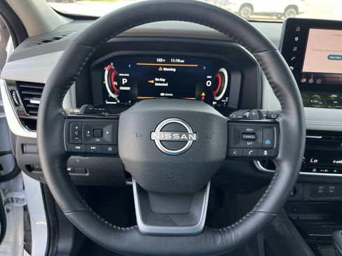 Certified 2025 Nissan Rogue SL FWD image 9