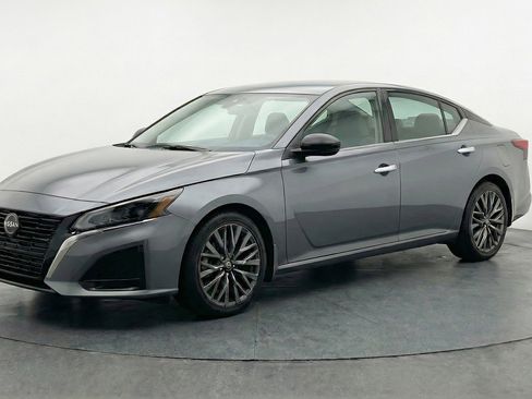 Used 2025 Nissan Altima 2.5 SV image 3